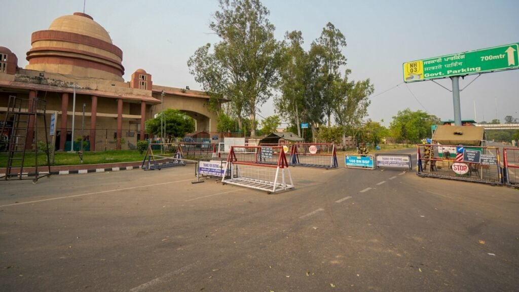 पाकिस्तान-ने-अपने-ही-लोगों-की-देश-में-एंट्री-कर-दी-बैन!-pak-ने-बंद-किया-वाघा-बॉर्डर,-जानें-अब-तक-कितने